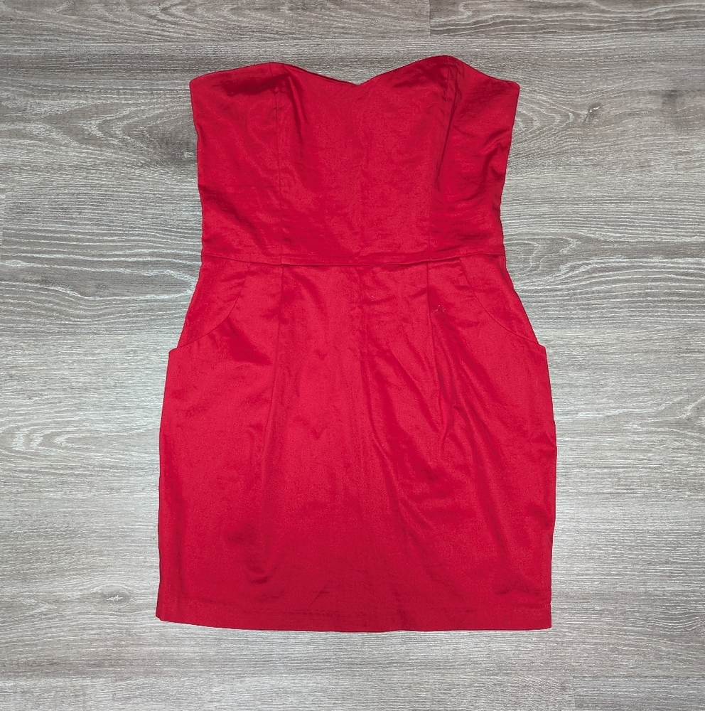URBAN BEHAVIOUR | strapless red dress